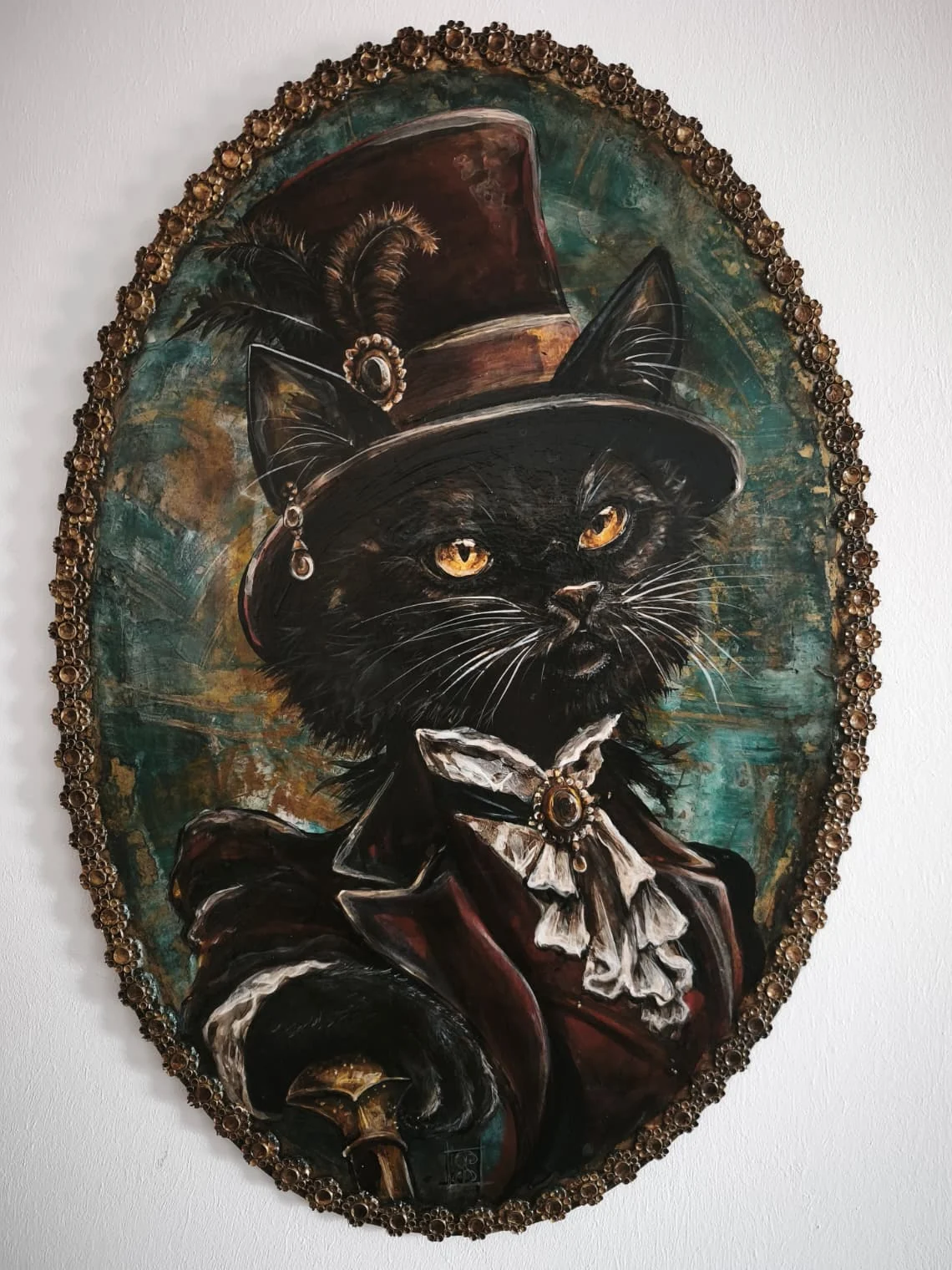 Gentlecat, portrait sur mesure d’un chat noir en costume et chapeau haut de forme, sur un panneau ovale, accroché chez son propriétaire