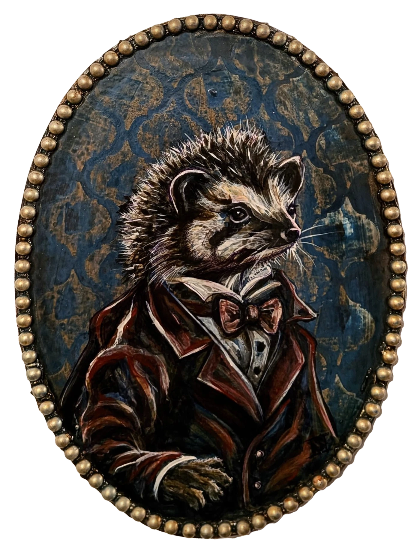 Le Baron, portrait d'un hérisson de trois quarts en redingote bordeaux et noeud papillon corail, fond bleu nuit en relief, ovale cerclé de clous dorés, peint à la main sur panneau, pièce unique signée Camille