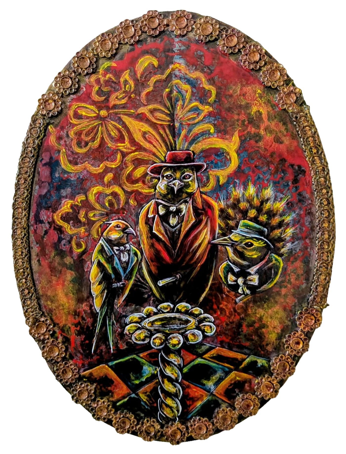 Le Club, portrait de trois oiseaux dandys autour d'une table à rosace, sol en damier, l'un en chapeau bordeaux et redingote orange à noeud papillon avec un fume-cigarette, un autre en smoking turquoise, le troisième en chapeau vert avec une cigarette, arabesques jaunes en relief, ovale de rosaces cuivrées et de perles, peint à la main sur panneau, pièce unique signée Camille